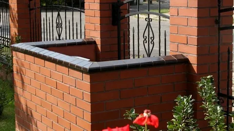 Кладка заборов , колонн , парапетов облицовочным кирпичом